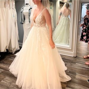 Beautiful wedding dress unused